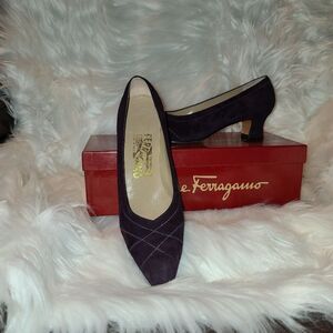 Vintage Salvatore Ferragamo plum suede pumps